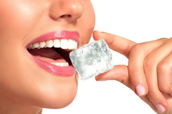 Chế độ ăn uống hợp lý sẽ giúp tăng tuổi thọ của răng sứ.