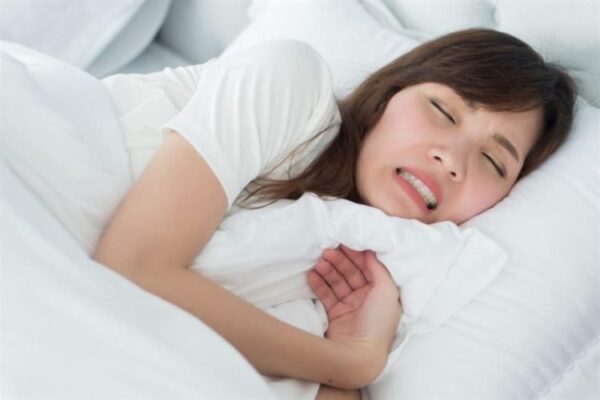 Nghiến răng làm ảnh hưởng đến tuổi thọ răng.