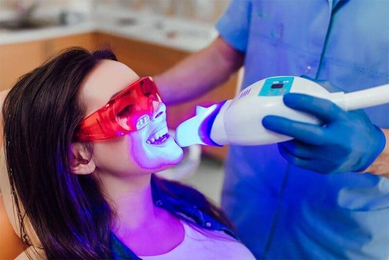 Tẩy trắng răng là phương pháp giúp cải thiện răng có màu sắc trắng và đẹp hơn.