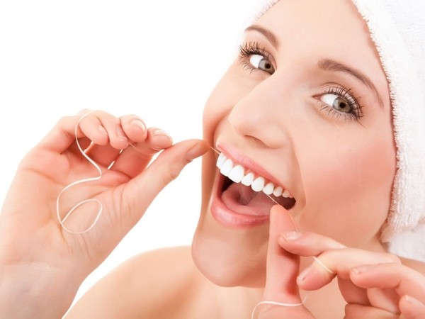 Vệ sinh răng miệng đúng cách sau khi bọc răng sứ.